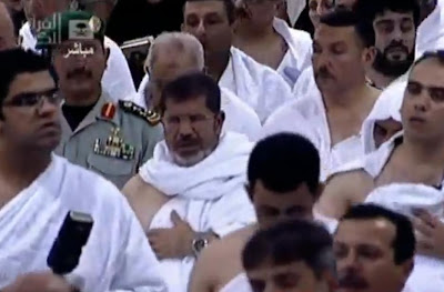      الرئيس محمد مرسي يؤدي مناسك العمرة في صورة اليوم.JPG